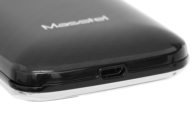 Điện thoại Masstel Fami 12 | Cổng sạc Micro USB tiện dụng